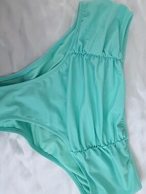 Victoria’s Secret Mint Green Ruched Bikini Bottom Size:Small